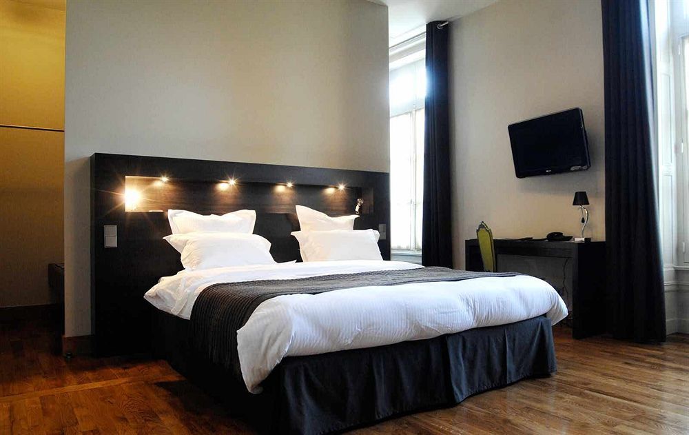 Chateau De Champlong Table Hotel **** Golf & Spa Villerest  Exterior photo