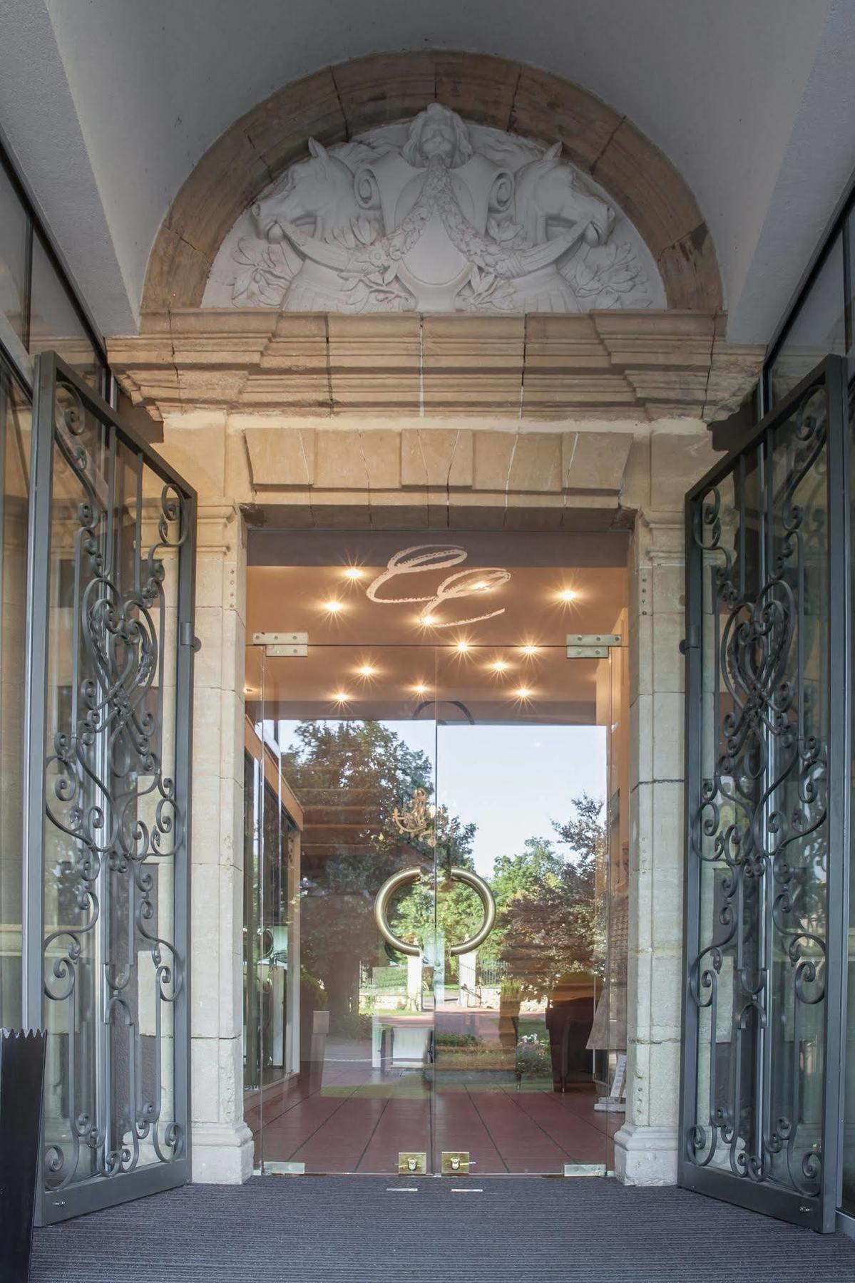 Chateau De Champlong Table Hotel **** Golf & Spa Villerest  Exterior photo